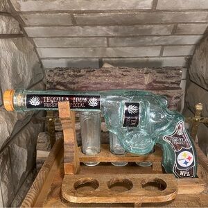Pittsburgh Steelers Collectible Revolver Tequila Gun Bottle Stand 6 Shot Glasses